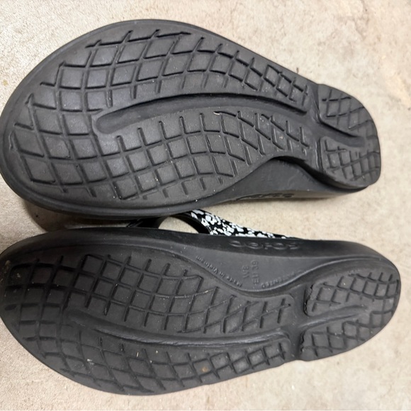 OOFOS Women's Black and Red Sandals Collection - Picture 2 of 11